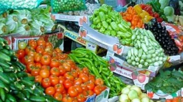 الطماطم بـ 10 جنيهات.. قائمة أسعار الخضراوات والفاكهة داخل أسواق أسوان اليوم